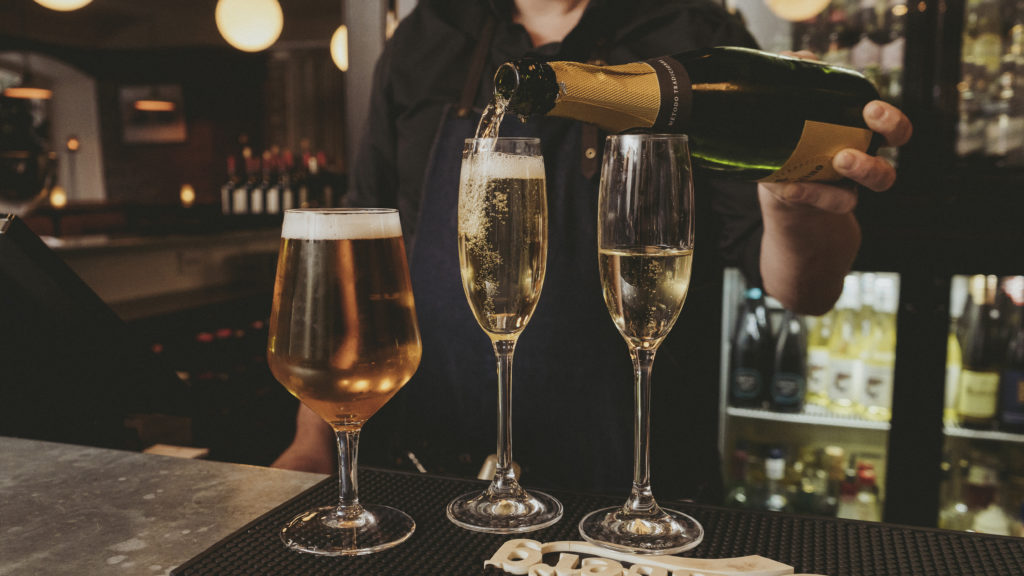 champagne och öl serveras i baren på Berzelius bar & matsal i Göteborg