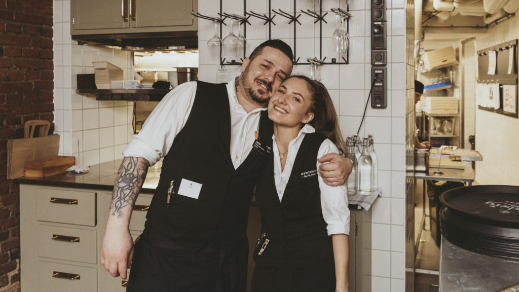 En servitör och servitris på Berzelius bar & matsal i Göteborg